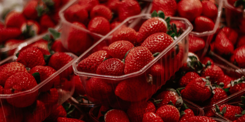 Buah strawberi segar untuk memerahkan pipi secara semula jadi