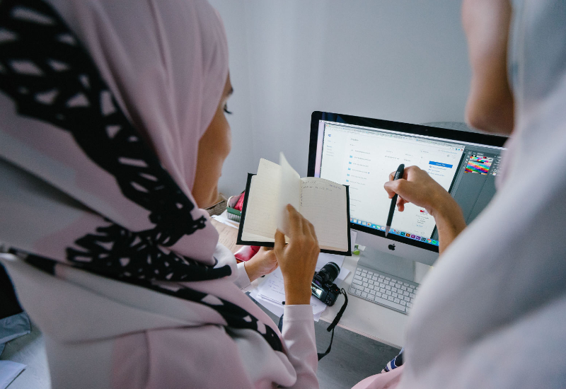Ilustrasi wanita mengamalkan diet Intermittent Fasting dengan jam dan makanan sihat