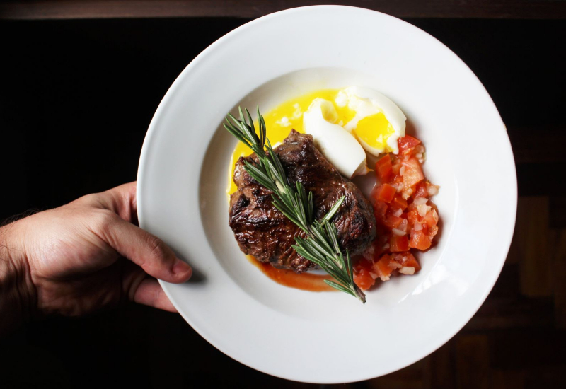 Hidangan daging dan sayur segar tanpa karbohidrat