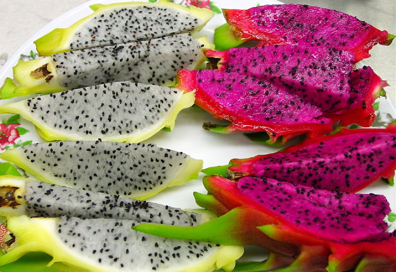 Kupasan buah naga merah menampakkan isi