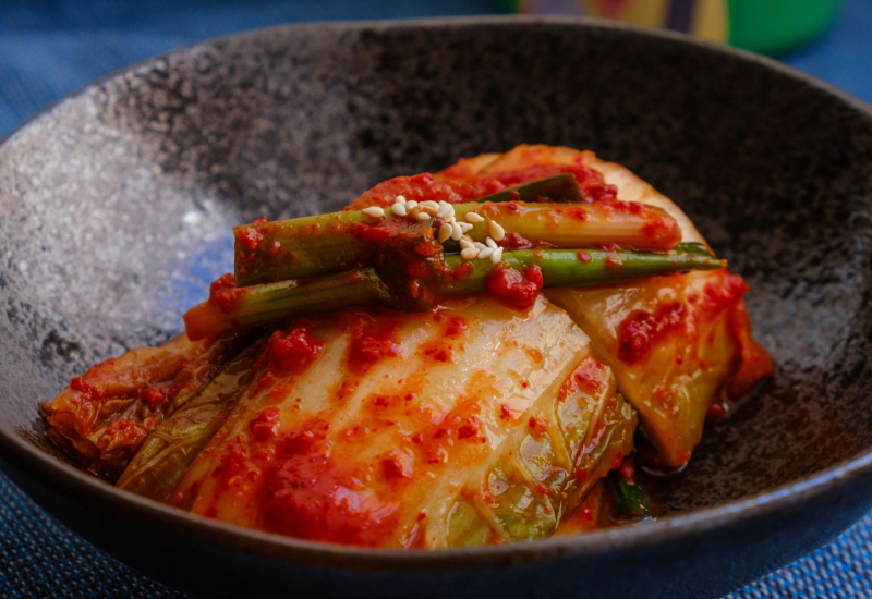 Mangkuk kimchi sayur ditapiskan berwarna merah