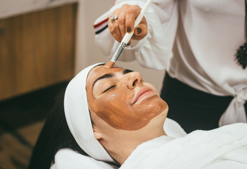 Wanita mengaplikasikan jus lengkuas pada wajah untuk kulit cantik