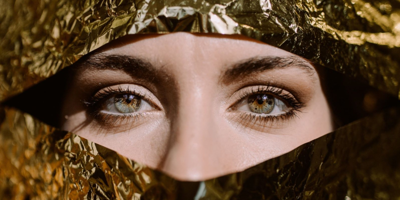 Wanita memegang kiub ais di sekitar mata untuk menghilangkan eyebag secara semula jadi.