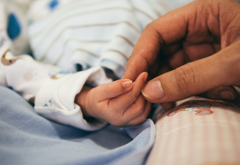 Ibu mengandung memegang ultrasound bayi