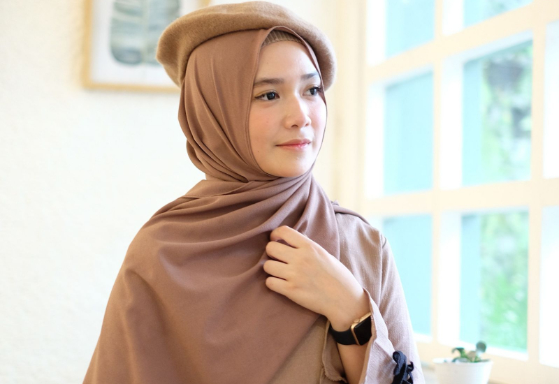 Wanita memakai tudung bawal dengan gaya yang elegan dan cantik.