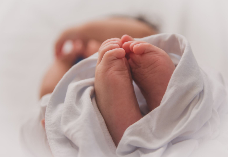 Ibu mengandung memegang ultrasound janin sihat