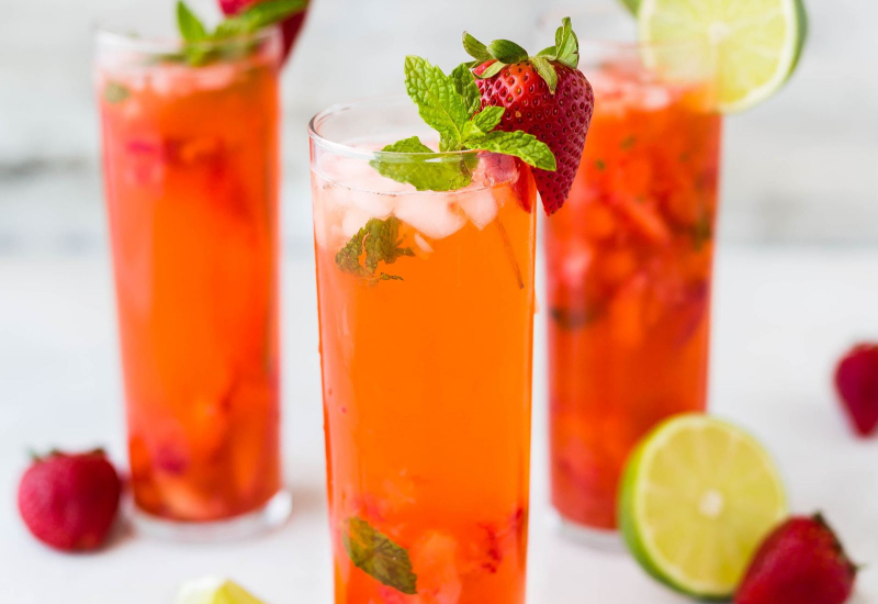 Gelaskan jus buah-buahan segar yang baru diperah dengan warna yang menarik dan menyihatkan.