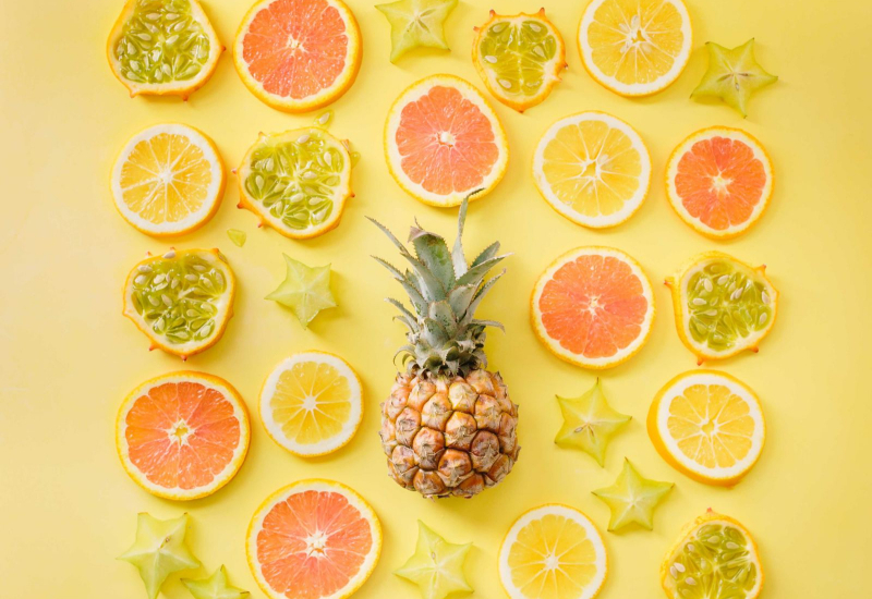 Gelaskan jus buah segar yang kaya dengan vitamin