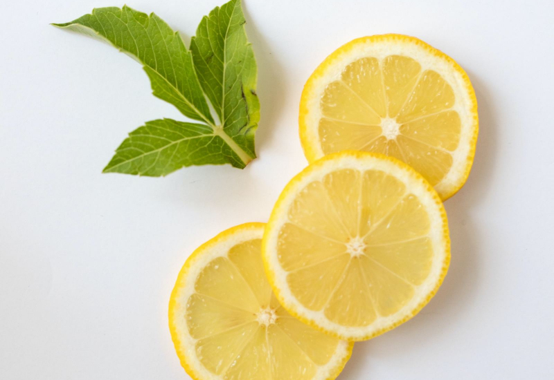 Buah lemon segar untuk kecutkan jerawat