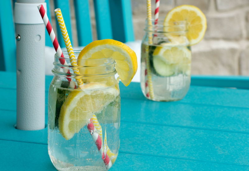 Air detox timun dan lemon dalam jag