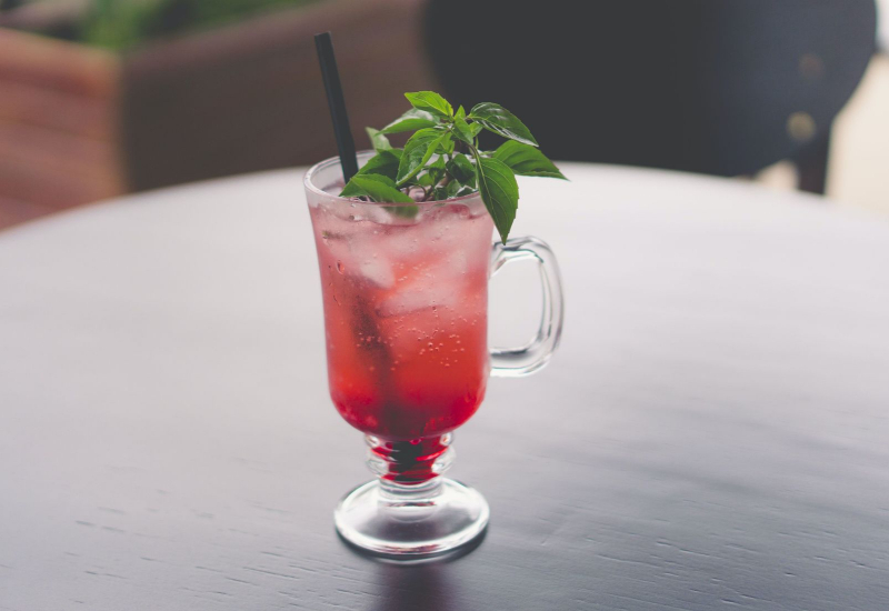 Air detox strawberi dengan daun selasih