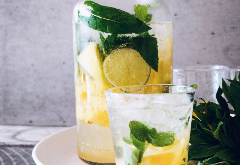 Air detox mangga, lemon dan nanas