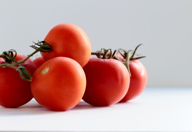 Buah tomato segar merah