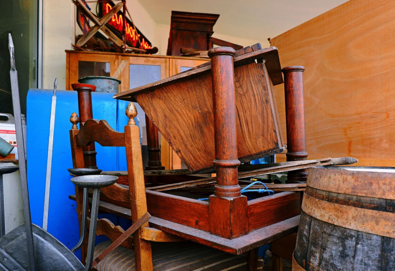 Pelbagai perabot terpakai seperti sofa dan kerusi kayu klasik di dalam kedai barangan secondhand.