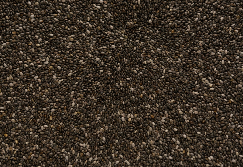 Biji chia seed diletakkan dalam sudu putih sebagai gambaran khasiat kesihatannya.