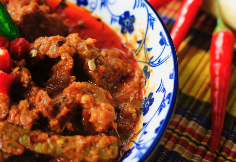 Koleksi pelbagai jenis hidangan rendang istimewa untuk sambutan hari raya.
