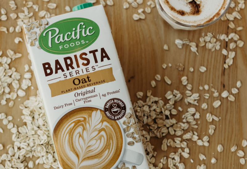 Semangkuk oatmeal dihidangkan dengan pisau