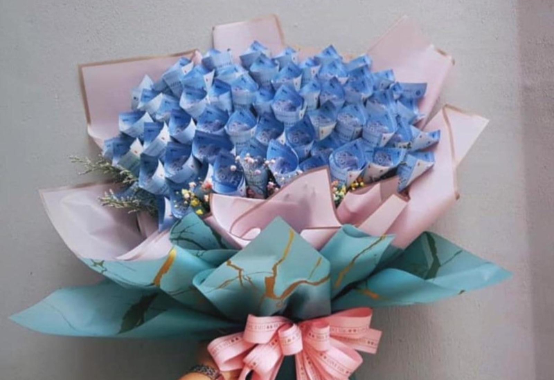 Buket bunga mengandungi duit hadiah