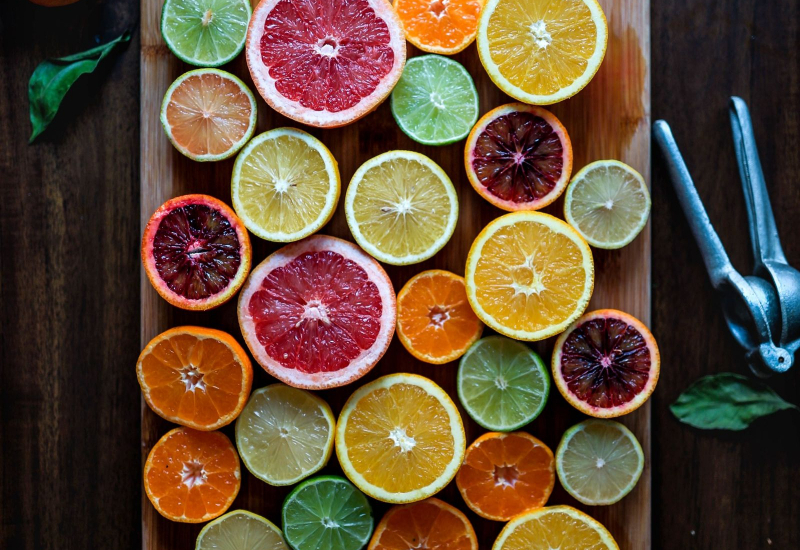 Buah citrus seperti oren dan lemon yang dipotong