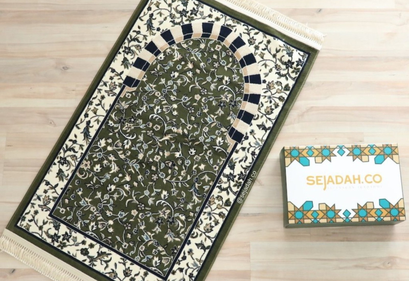 Sejadah solat lelaki bersulam