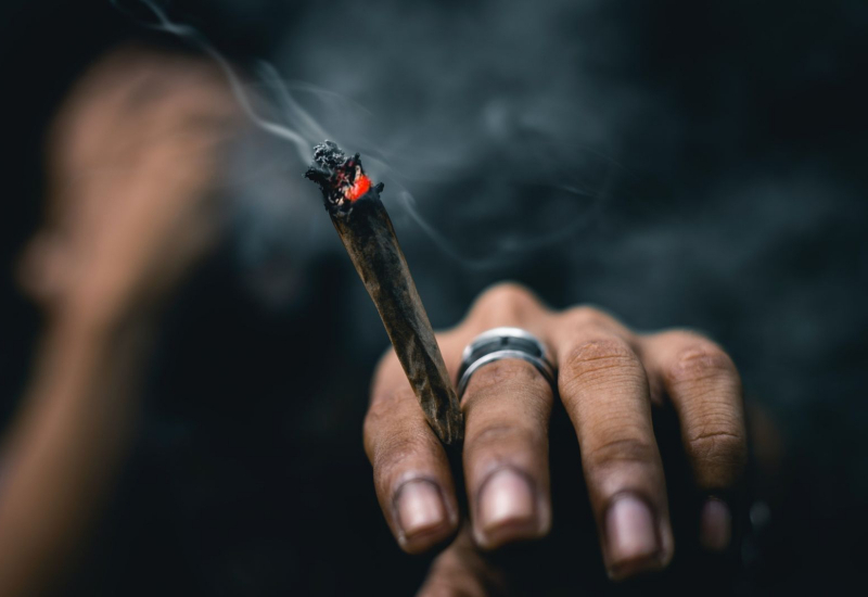 Rokok menyala di atas bakul abu