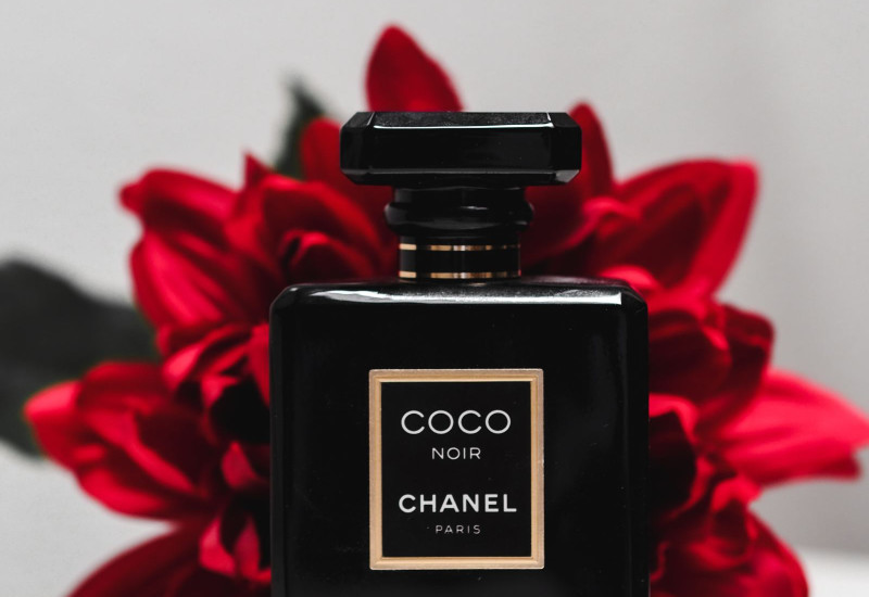 Lima jenis minyak wangi dengan botol berbeza sebagai panduan pilihan wangian.