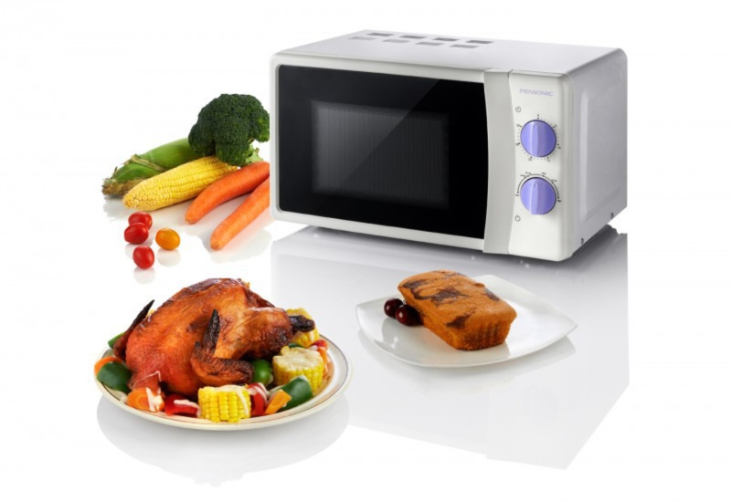 Microwave di atas kaunter dapur