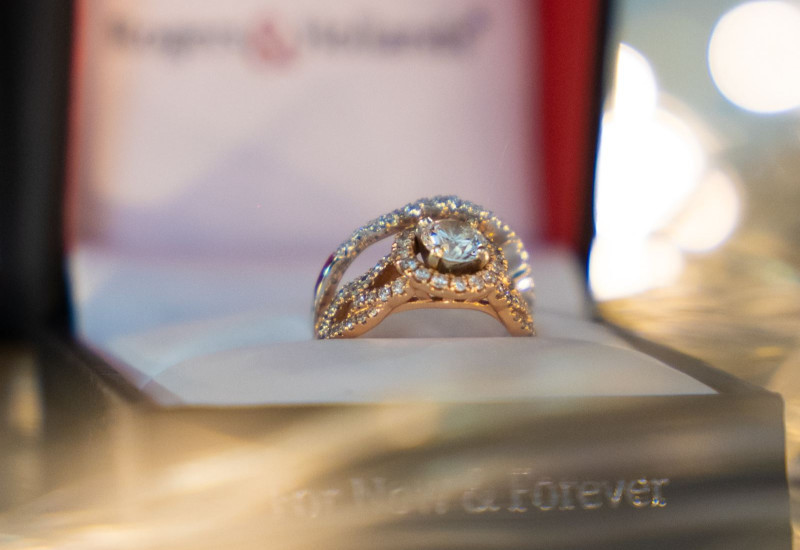 Pita pengukur dililitkan pada jari untuk mengukur saiz cincin.