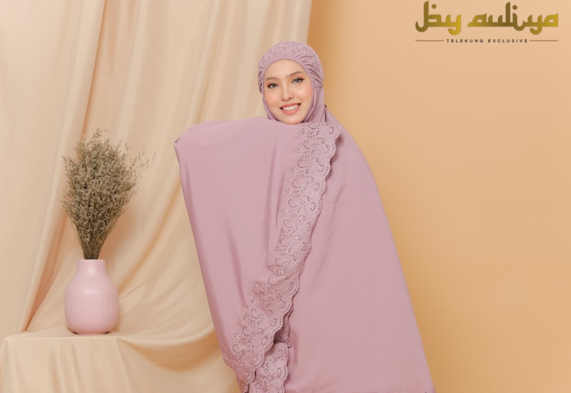 Telekung solat wanita berwarna putih