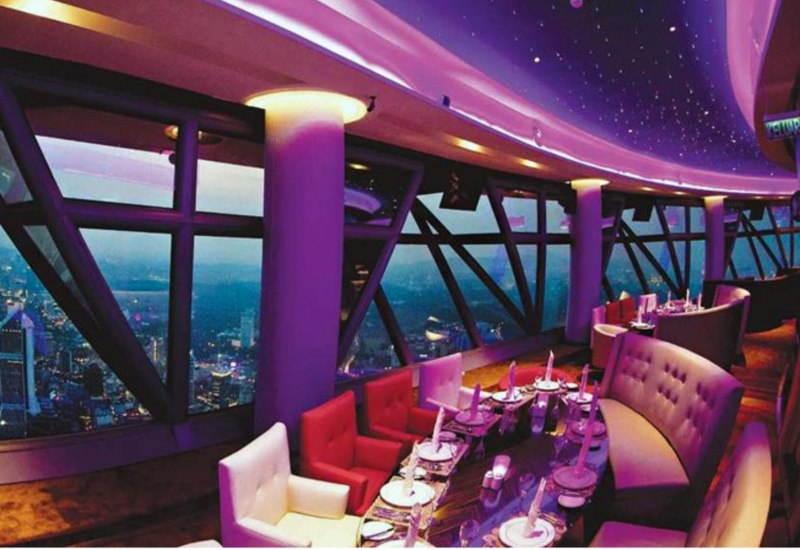 Sajian makan malam romantis di restoran