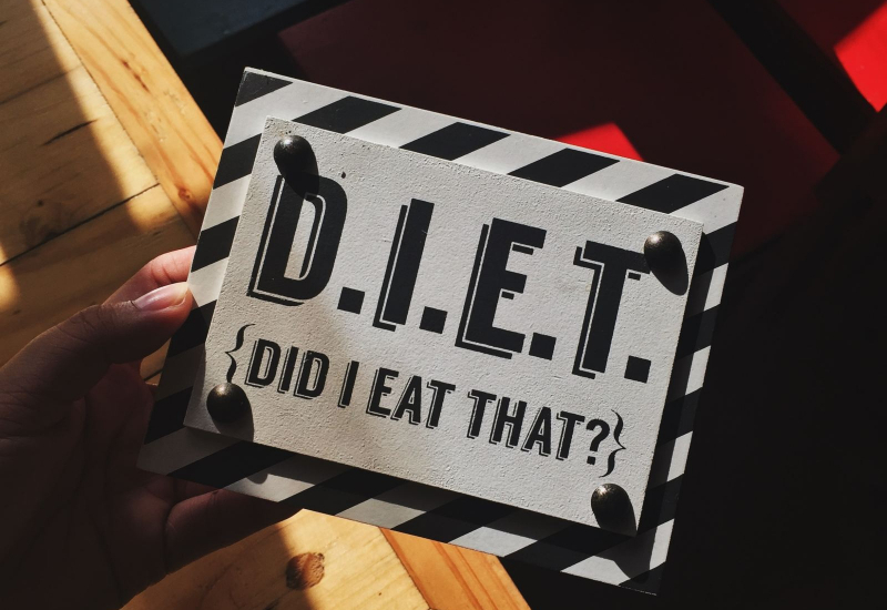 Pinggan salad sayuran hijau sebagai contoh diet ekstrim