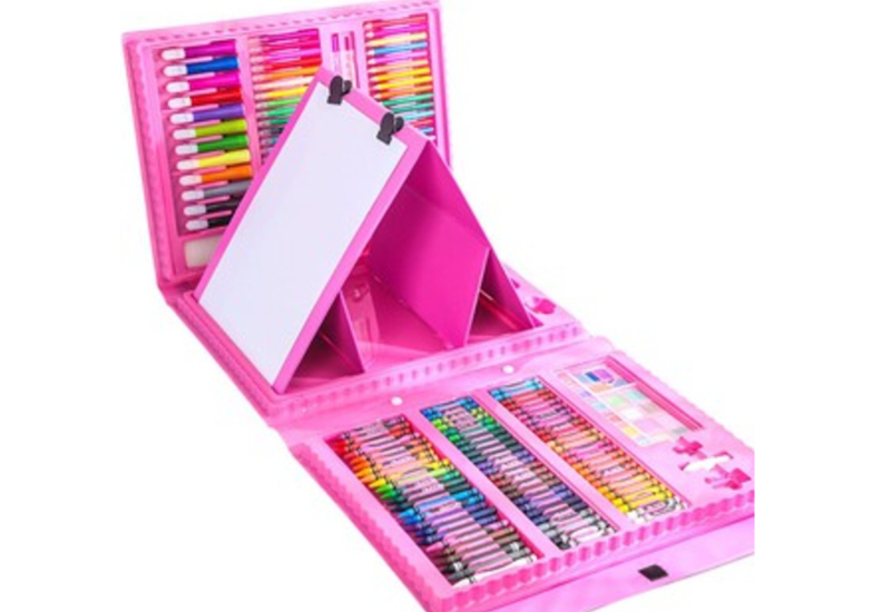 Set pensil warna pelbagai warna untuk melukis