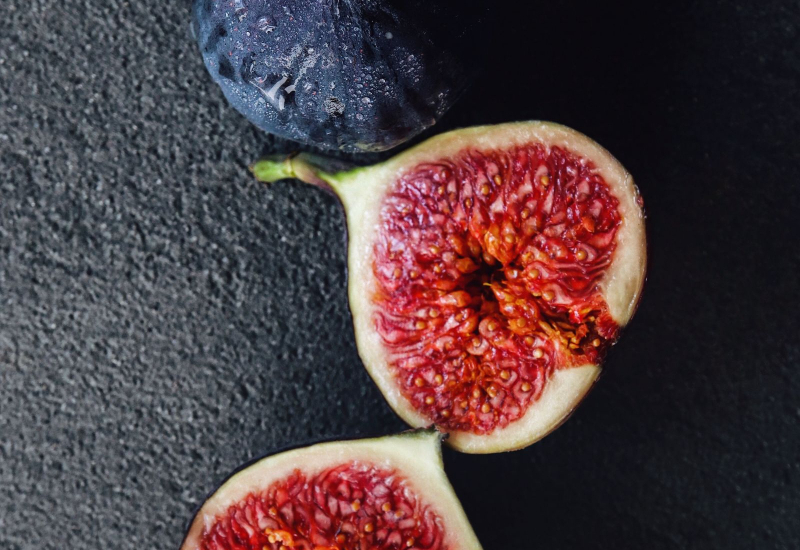 Buah tin merah yang sedang dikeluarkan isinya