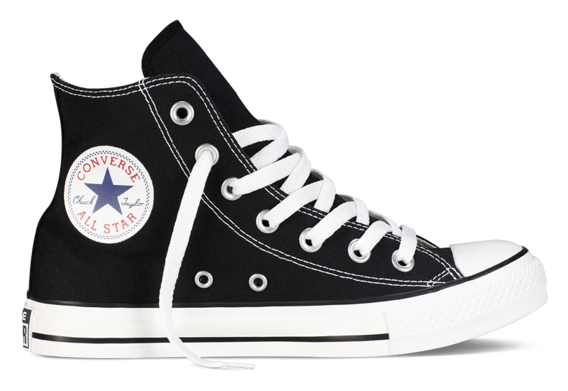 Sepasang sneakers lelaki berwarna putih