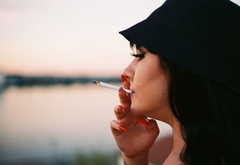 Rokok sedang ditarik asapnya menunjukkan tabiat merokok