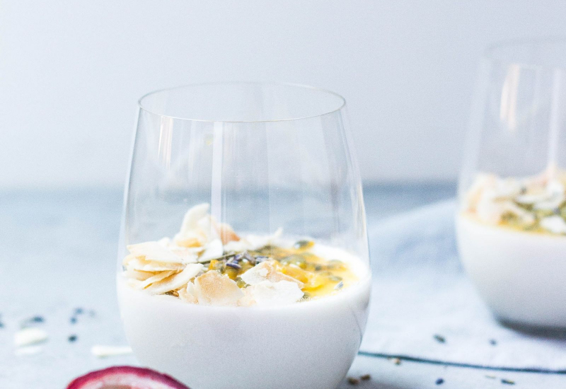 Mangkuk yogurt putih dengan taburan buah beri