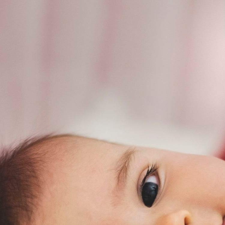 Ibu mengandung sedang menyusun pakaian dan kelengkapan keperluan bayi baru lahir