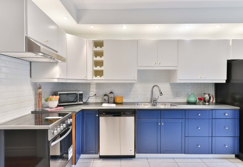Gambarajah kabinet dapur buatan sendiri (DIY) yang berkonsepkan kayu