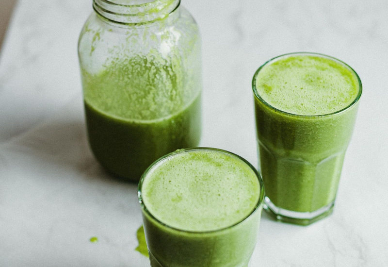 Gelas air dengan hirisan batang saderi sebagai minuman elektrolit