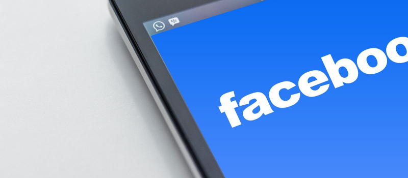 Ikon suami dan isteri berinteraksi melalui aplikasi Facebook di telefon pintar.