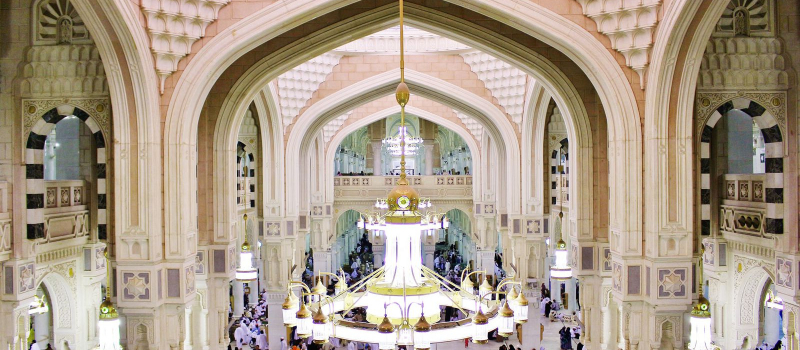 Ilustrasi jemaah umrah berdoa di hadapan Kaabah di Masjidil Haram Makkah.