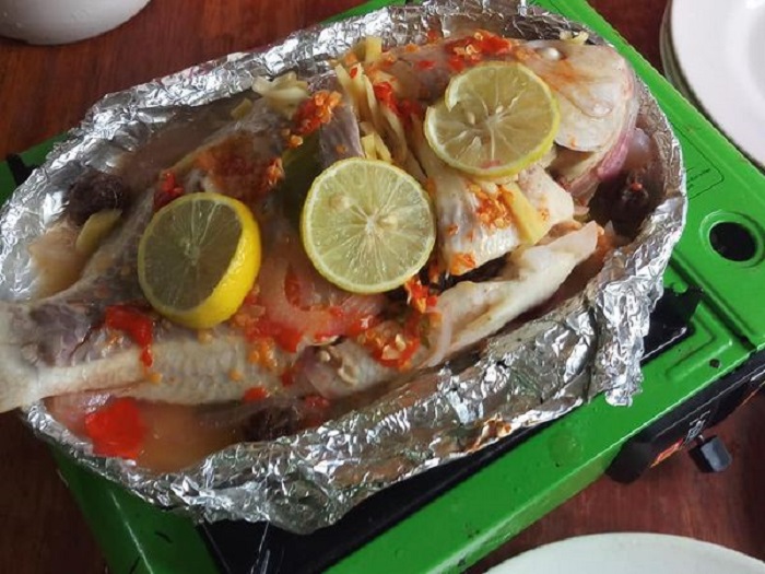 Ikan talapia stim dengan asam masin dan hirisan cili
