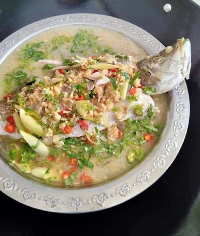 Ledu ikan siakap stim ala Thai dengan daun ketumbar dan cili yang menyelerakan