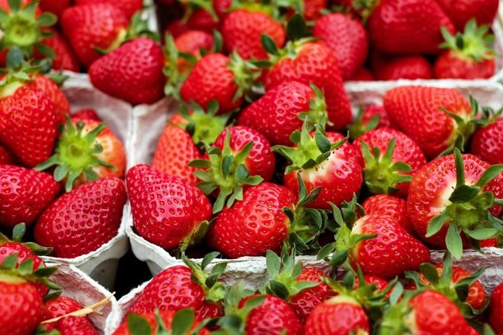Strawberri merah segar