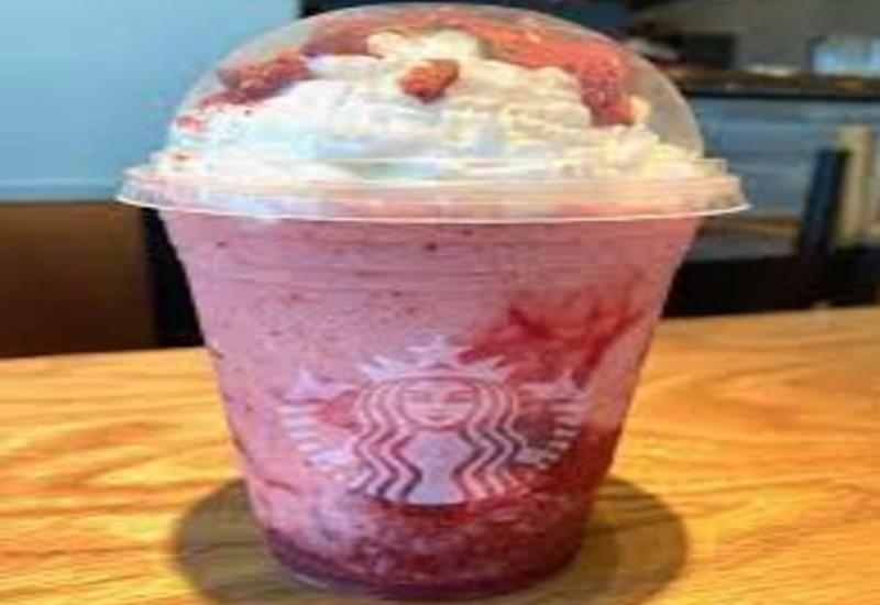 Strawberry Cheesecake Frappuccino dengan kek strawberry