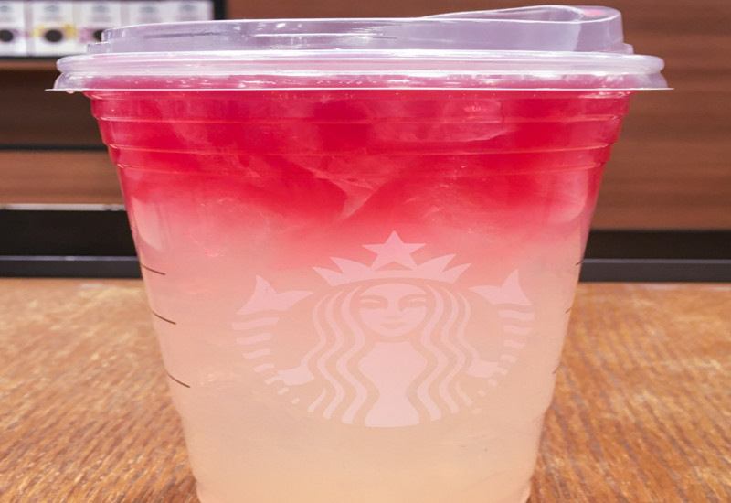 Strawberry Lemonade yang menyegarkan dengan hirisan strawberry
