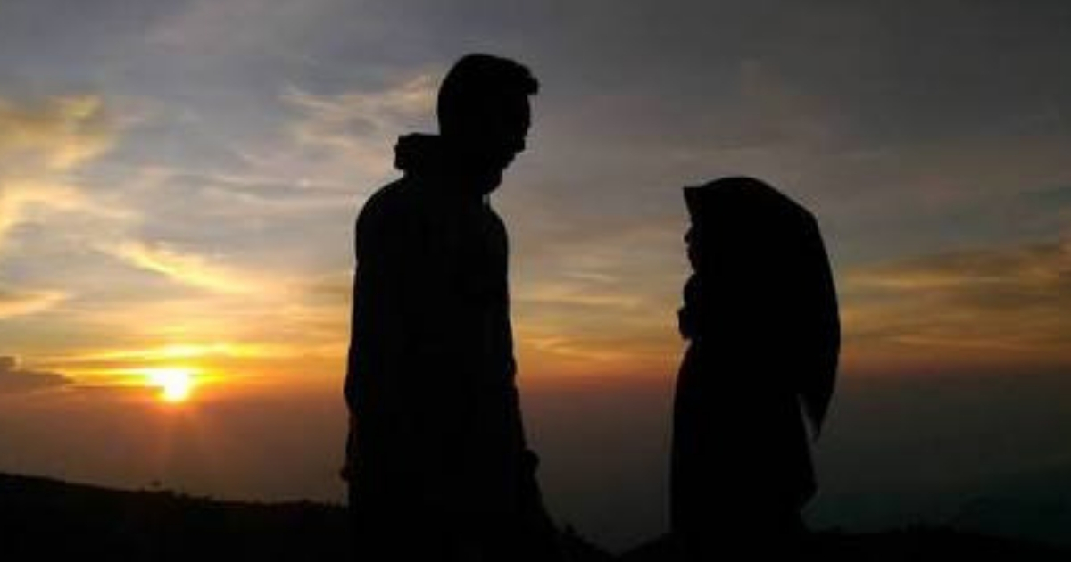 Gambar pasangan suami isteri duduk berjauhan menggambarkan masalah rumahtangga