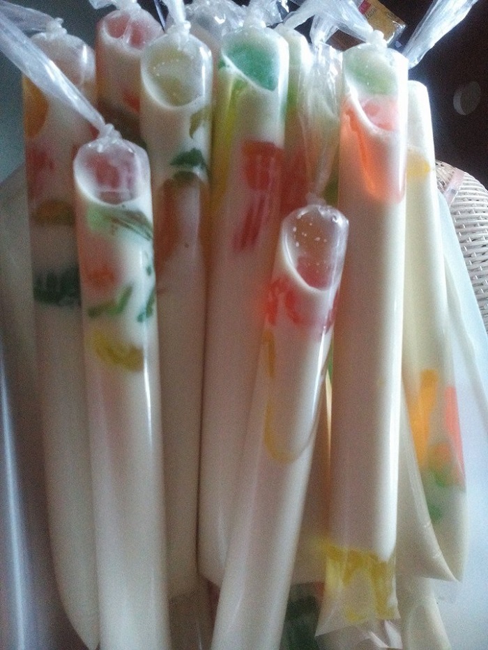 Plastik aiskrim sumi berisi sumi dan bancuhan susu yang dibekukan