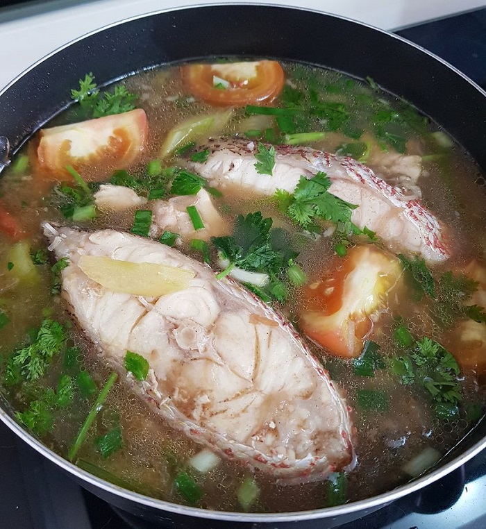Sup ikan merah yang panas dan berkuah