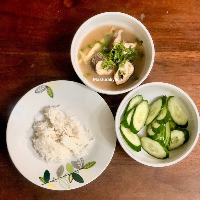 Sup ikan haruan Mak Timah dengan herba